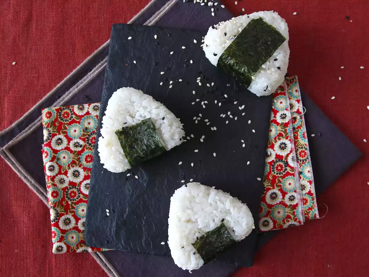 Ton onigiri, micul sandviș japonez triunghiular din orez - おにぎり - poza 5