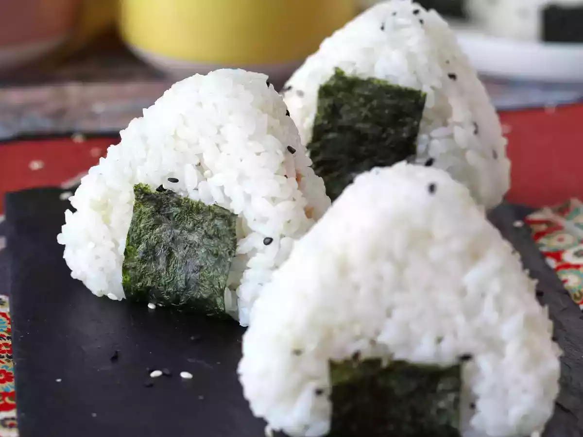 Ton onigiri, micul sandviș japonez triunghiular din orez - おにぎり - poza 6
