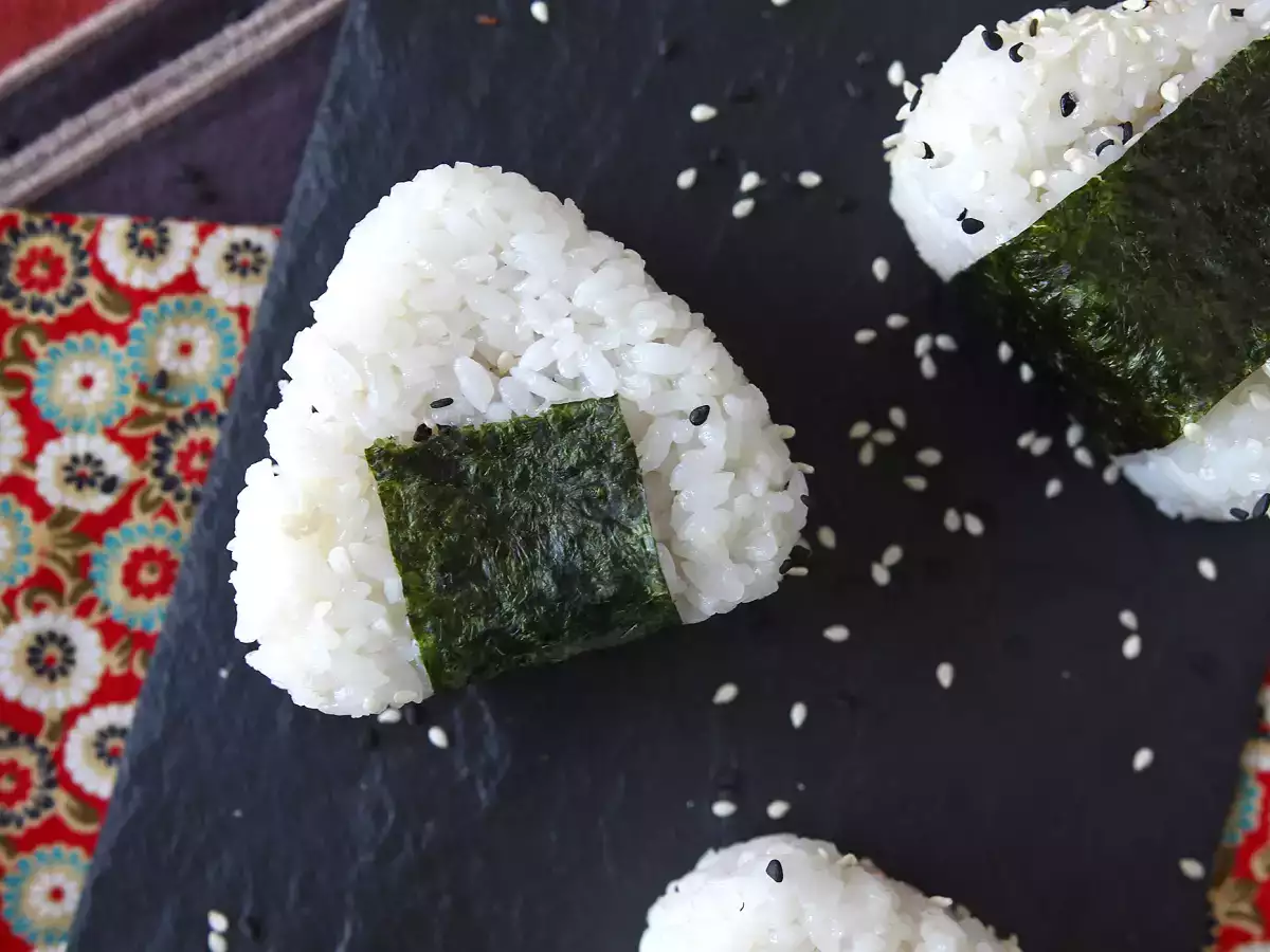 Ton onigiri, micul sandviș japonez triunghiular din orez - おにぎり - poza 7