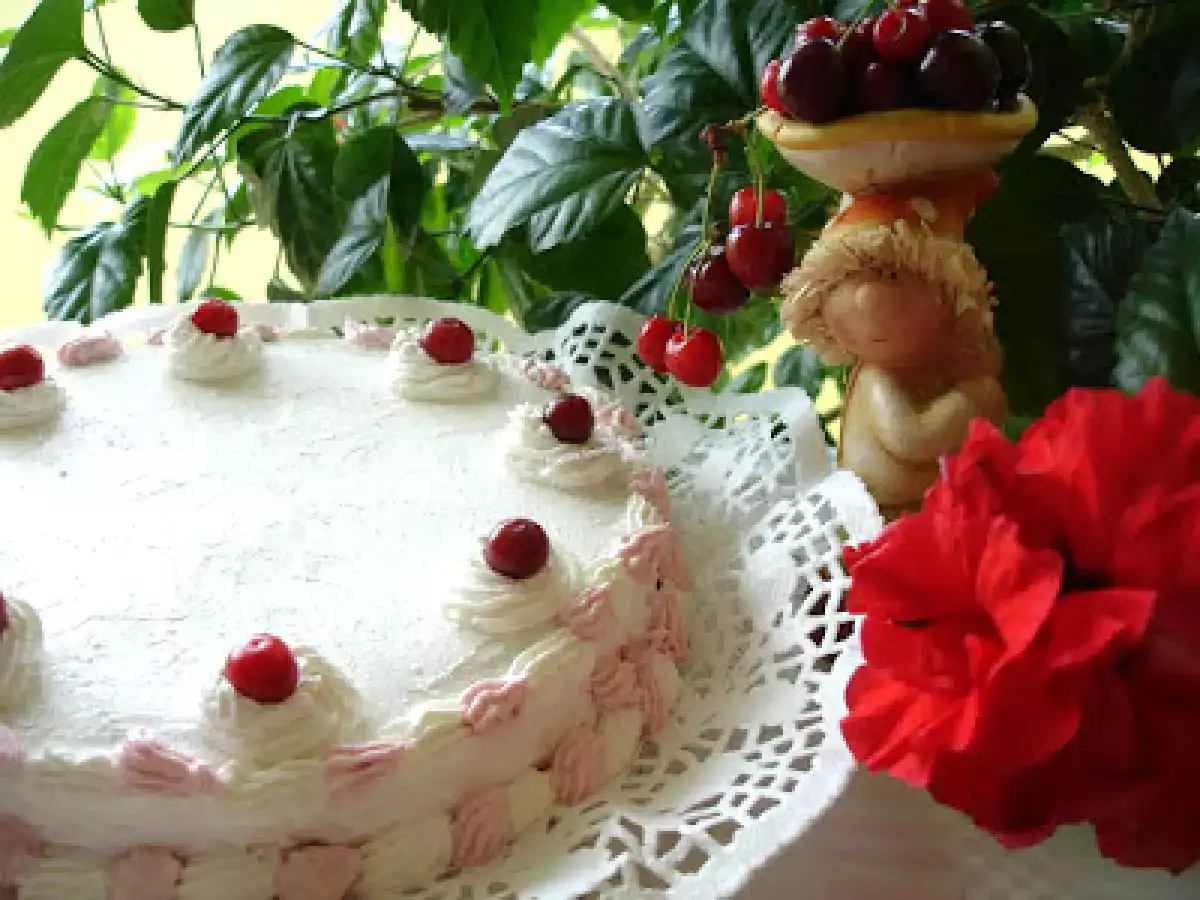 Tort alb cu visine si ciocolata - poza 2