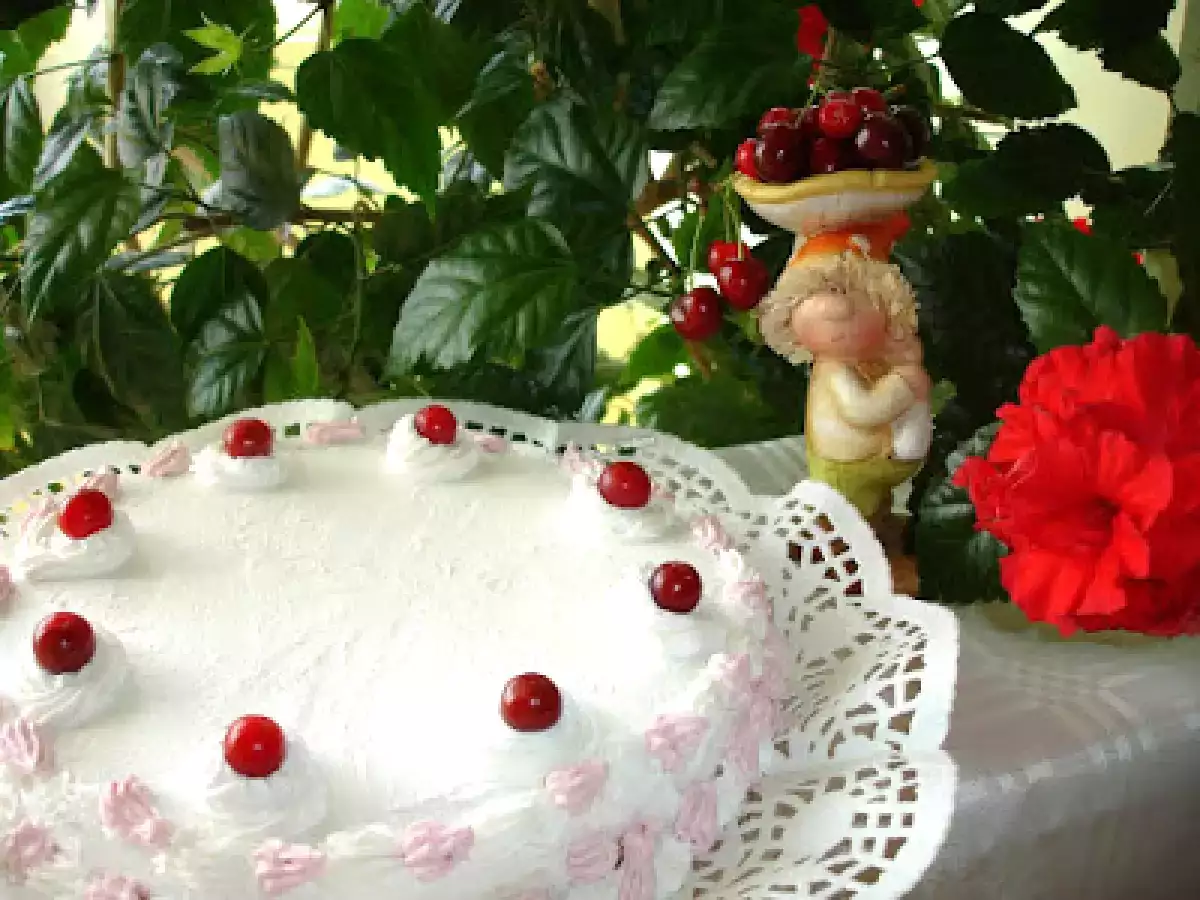 Tort alb cu visine si ciocolata - poza 3