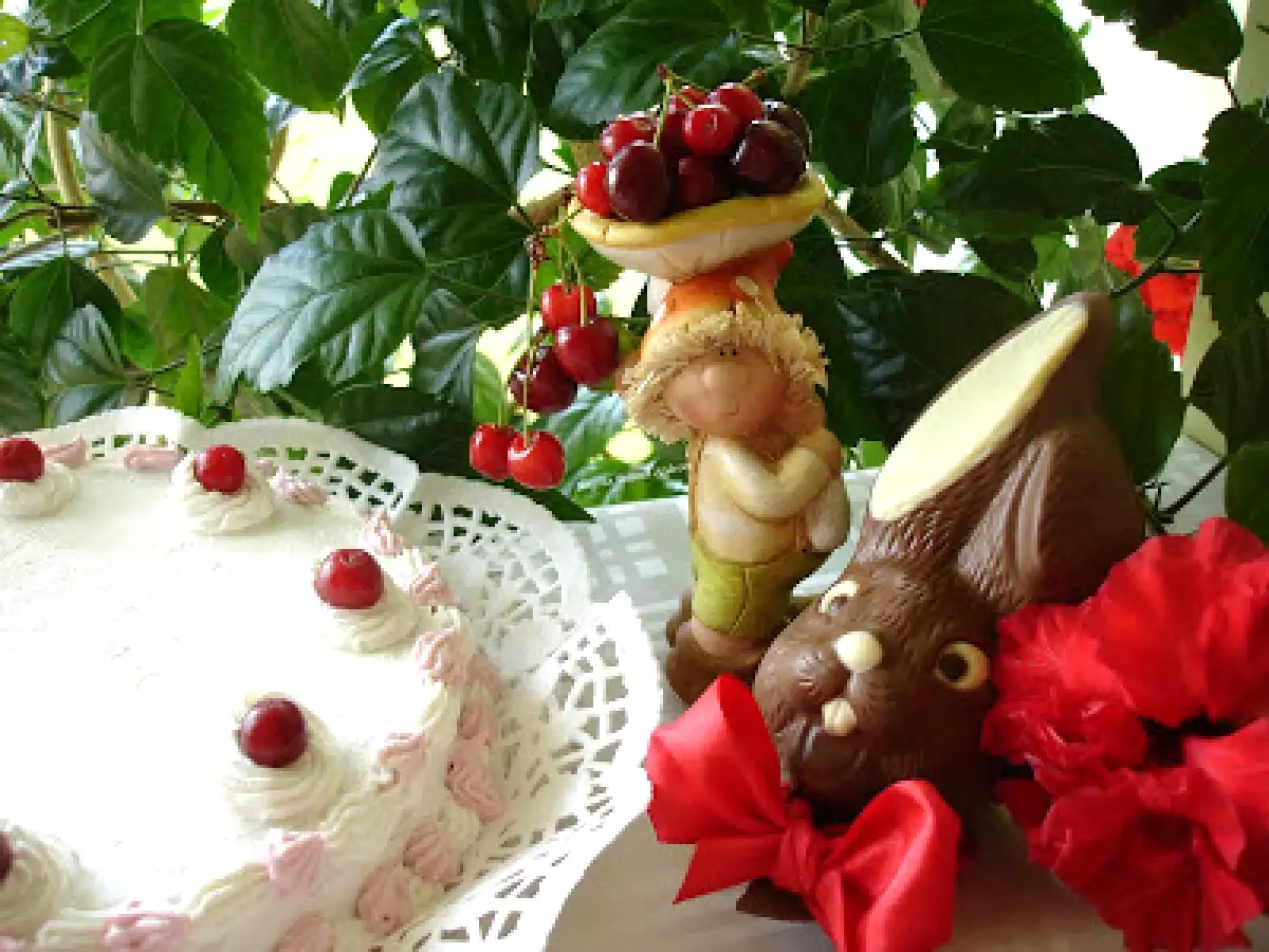 Tort alb cu visine si ciocolata - poza 5