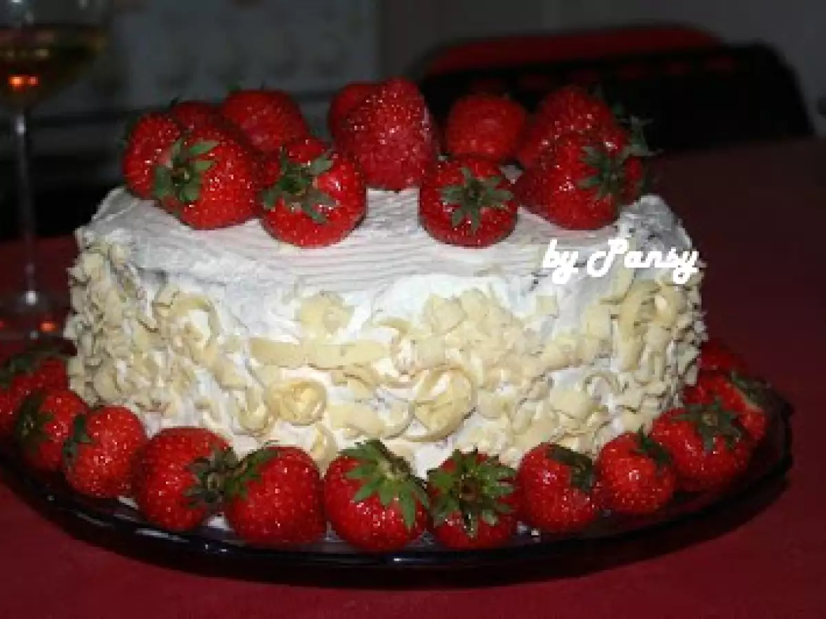 Tort Alex (cu crema de ciocolata alba, lamaie si capsuni) - poza 2