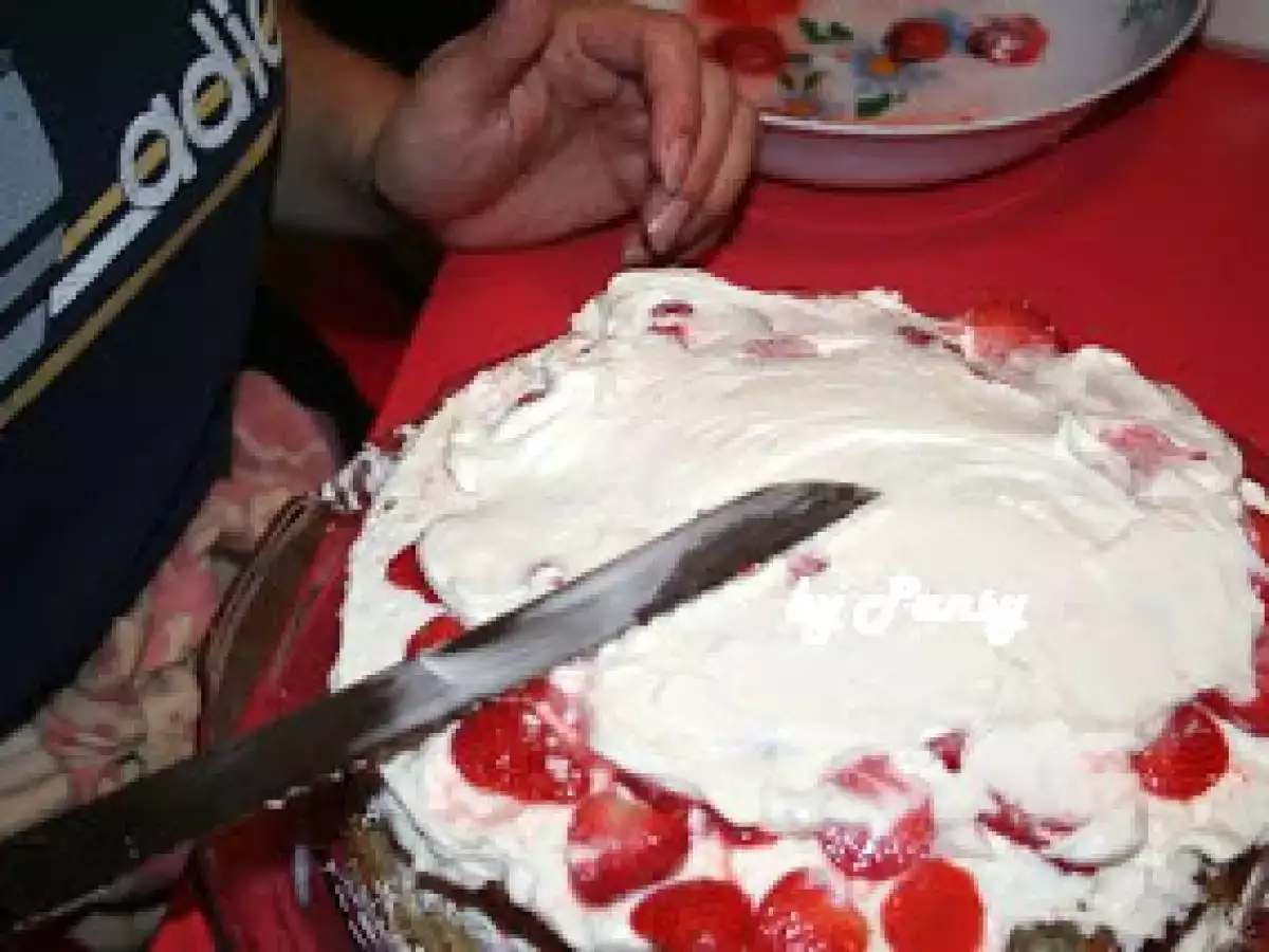 Tort Alex (cu crema de ciocolata alba, lamaie si capsuni) - poza 4