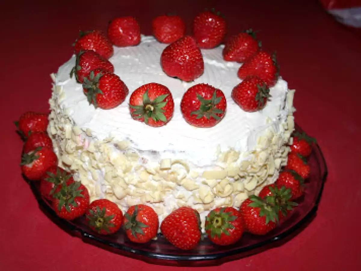 Tort Alex (cu crema de ciocolata alba, lamaie si capsuni) - poza 5