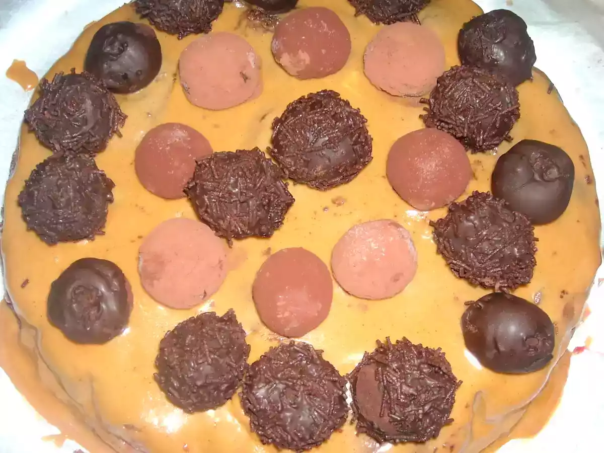 Tort amandina cu trufe de ciocolata si fructe de padure