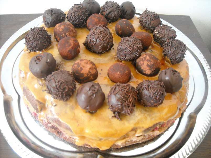 Tort amandina cu trufe de ciocolata si fructe de padure - poza 2