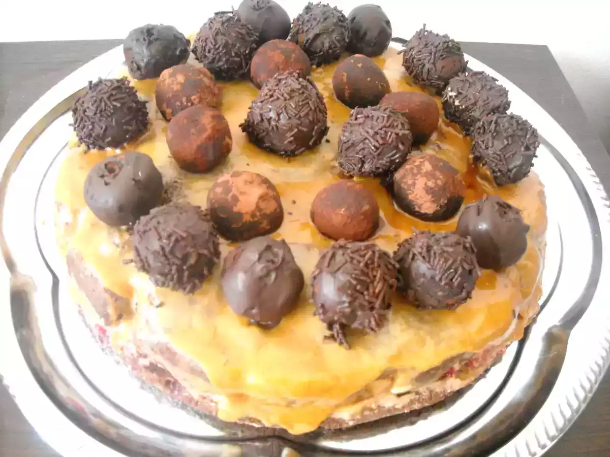 Tort amandina cu trufe de ciocolata si fructe de padure - poza 2