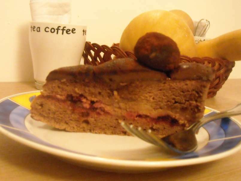 Tort amandina cu trufe de ciocolata si fructe de padure - poza 3