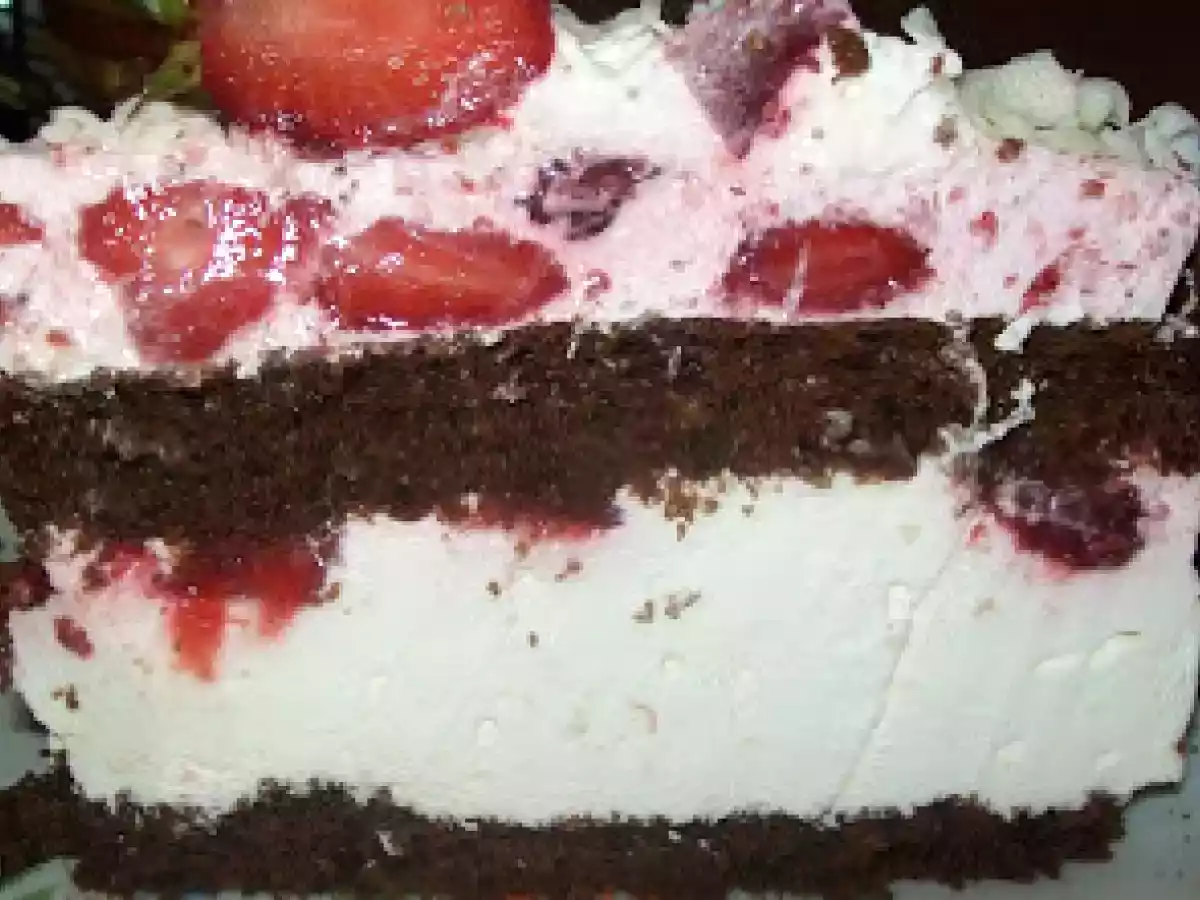 Tort aniversar cu ciocolata si capsuni