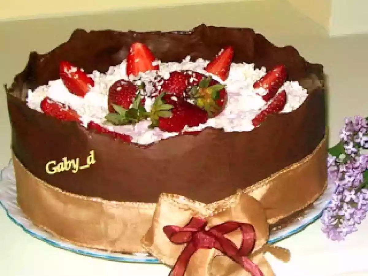 Tort aniversar cu ciocolata si capsuni - poza 2