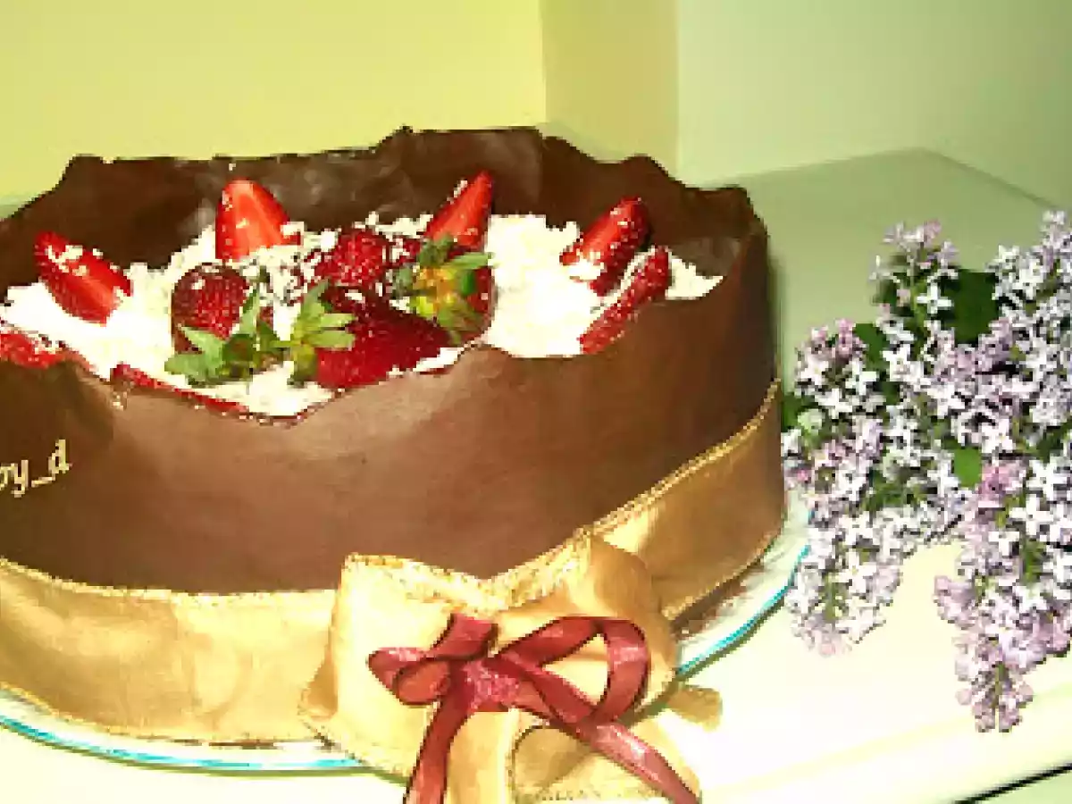 Tort aniversar cu ciocolata si capsuni - poza 3