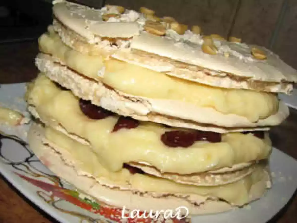 Tort crocant cu crema de vanilie si visine