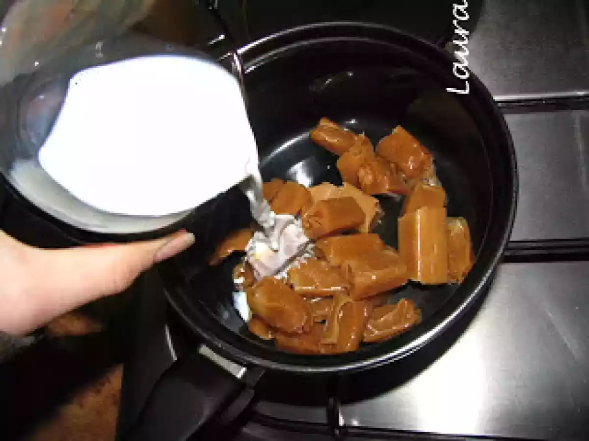 Tort cu bucati si crema de caramele - poza 4