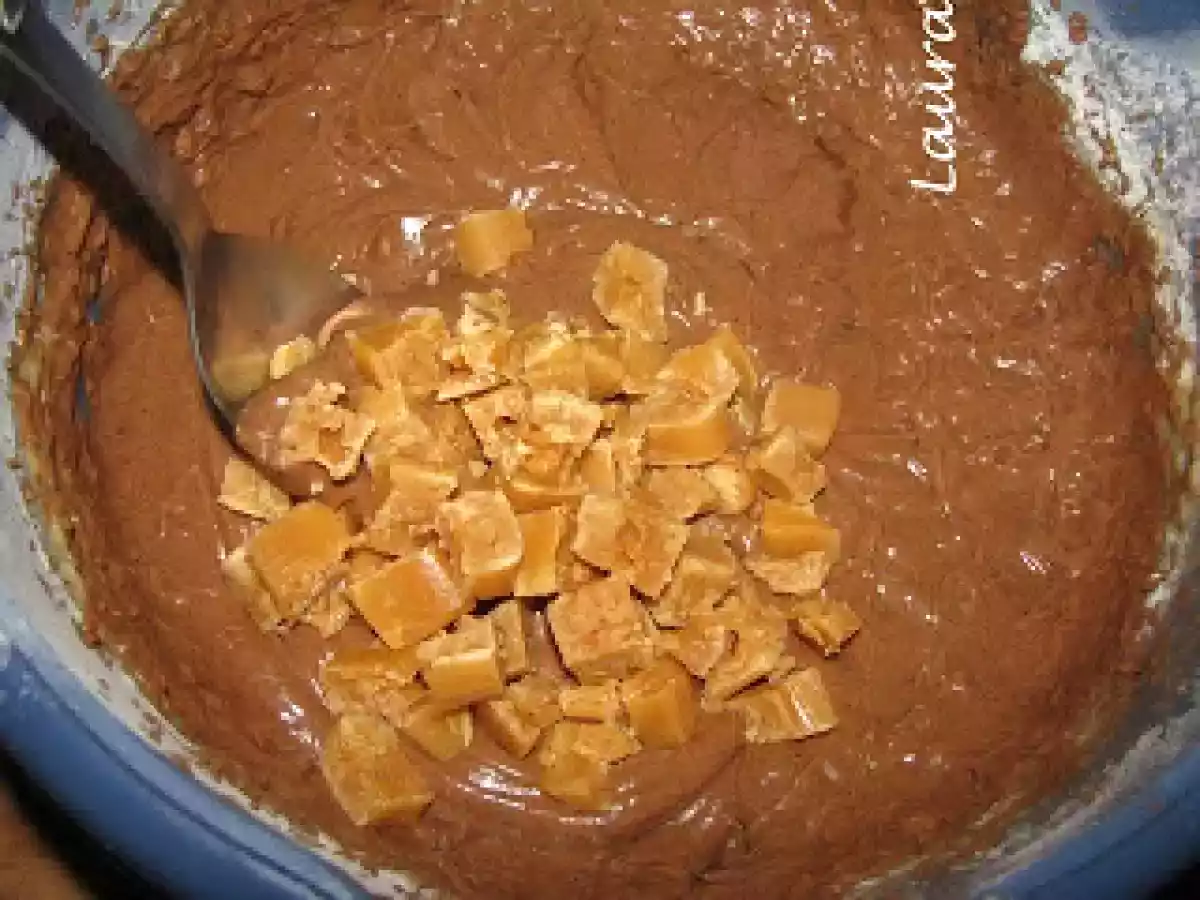 Tort cu bucati si crema de caramele - poza 5