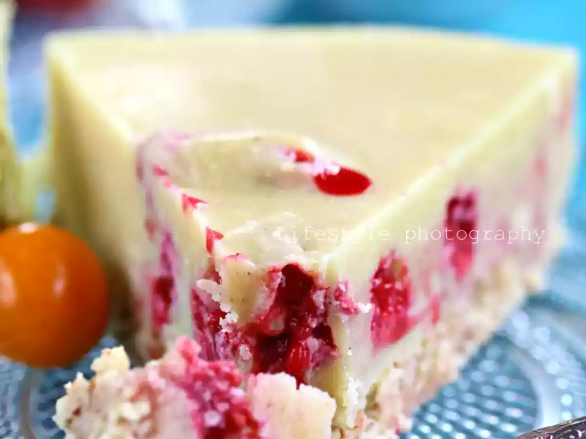 Tort cu ciocolata alba si zmeura