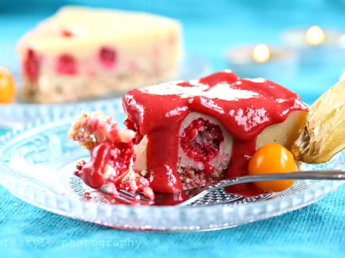 Tort cu ciocolata alba si zmeura - poza 2