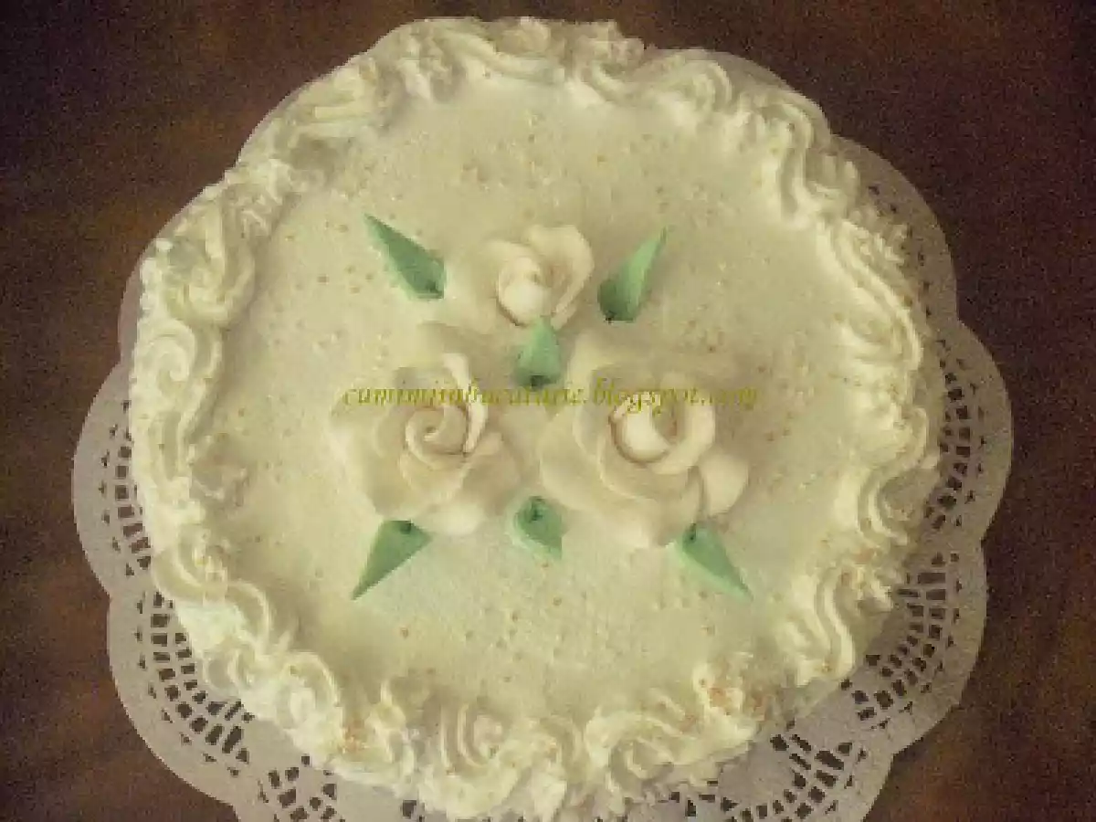 TORT CU CIOCOLATA, ANANAS SI FRISCA