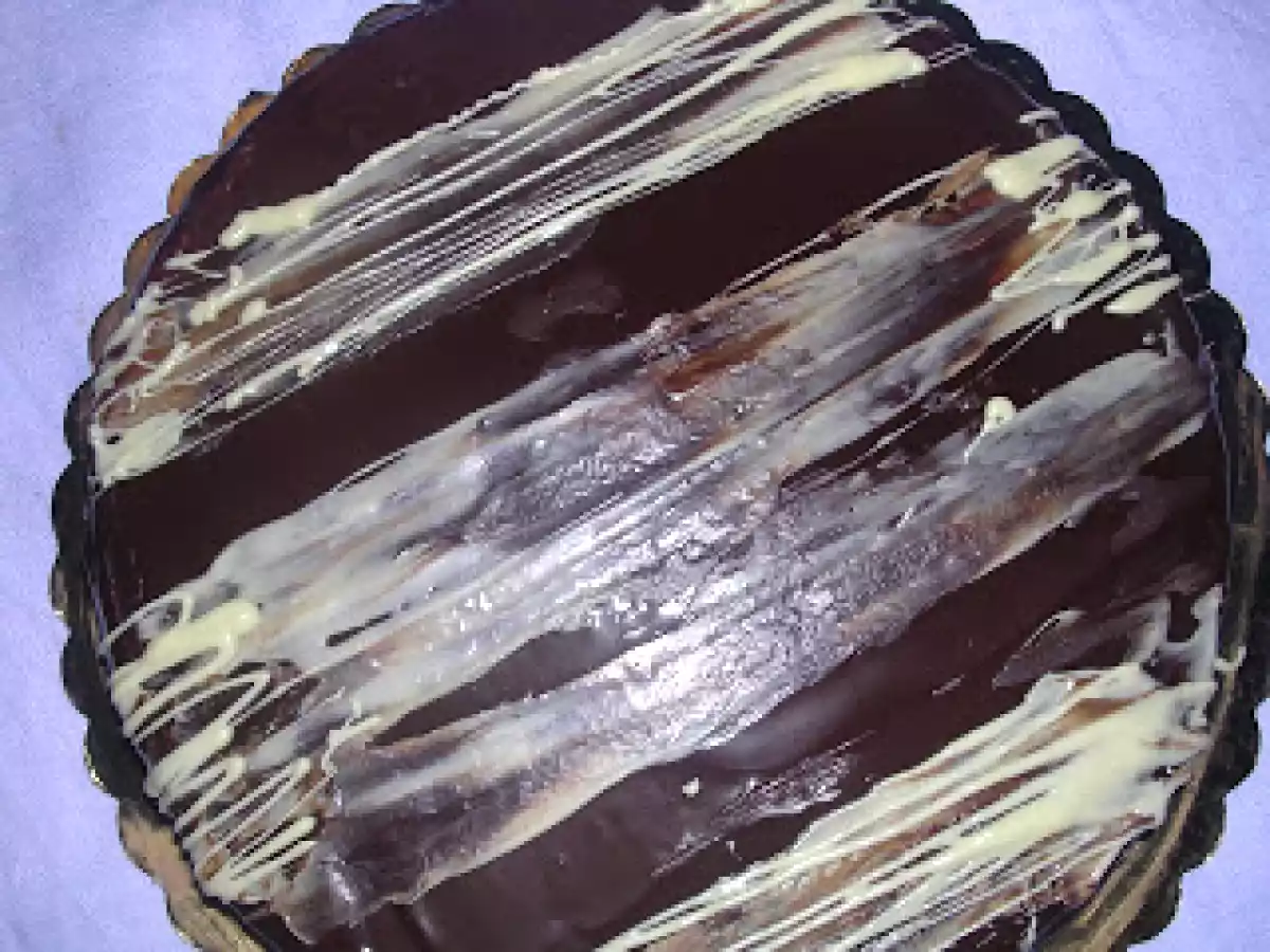 TORT CU CIOCOLATA SI CREMA CARAMEL