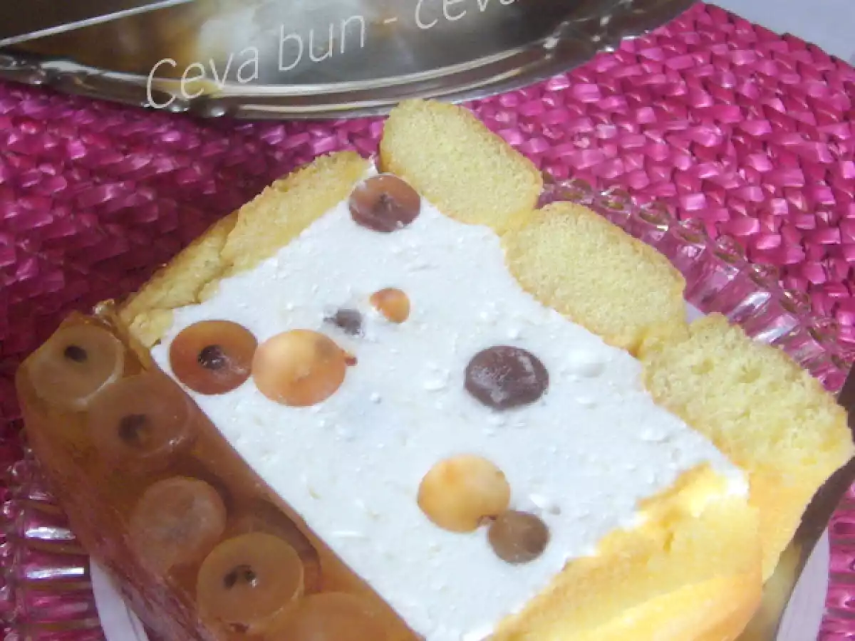 Tort cu crema de iaurt si struguri - poza 3
