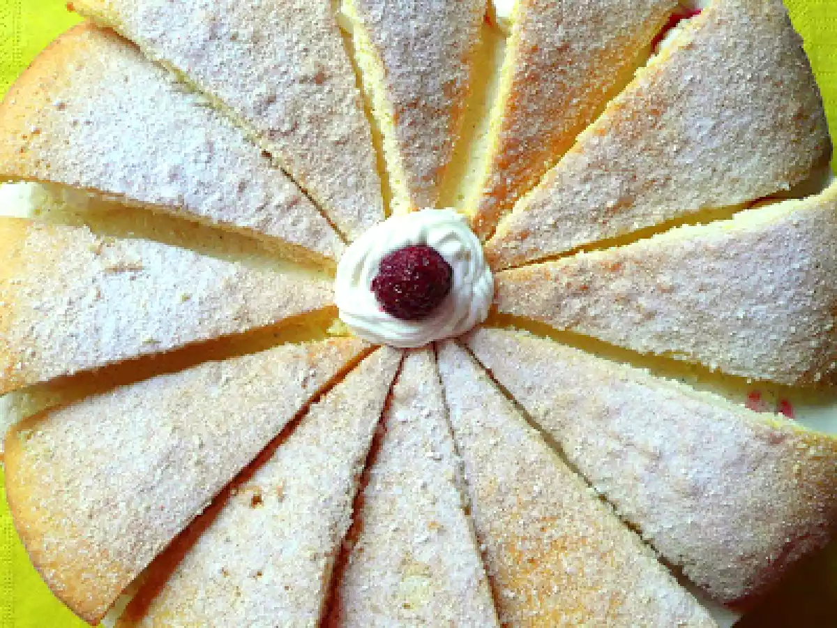 Tort cu crema de ricotta, mure si frisca