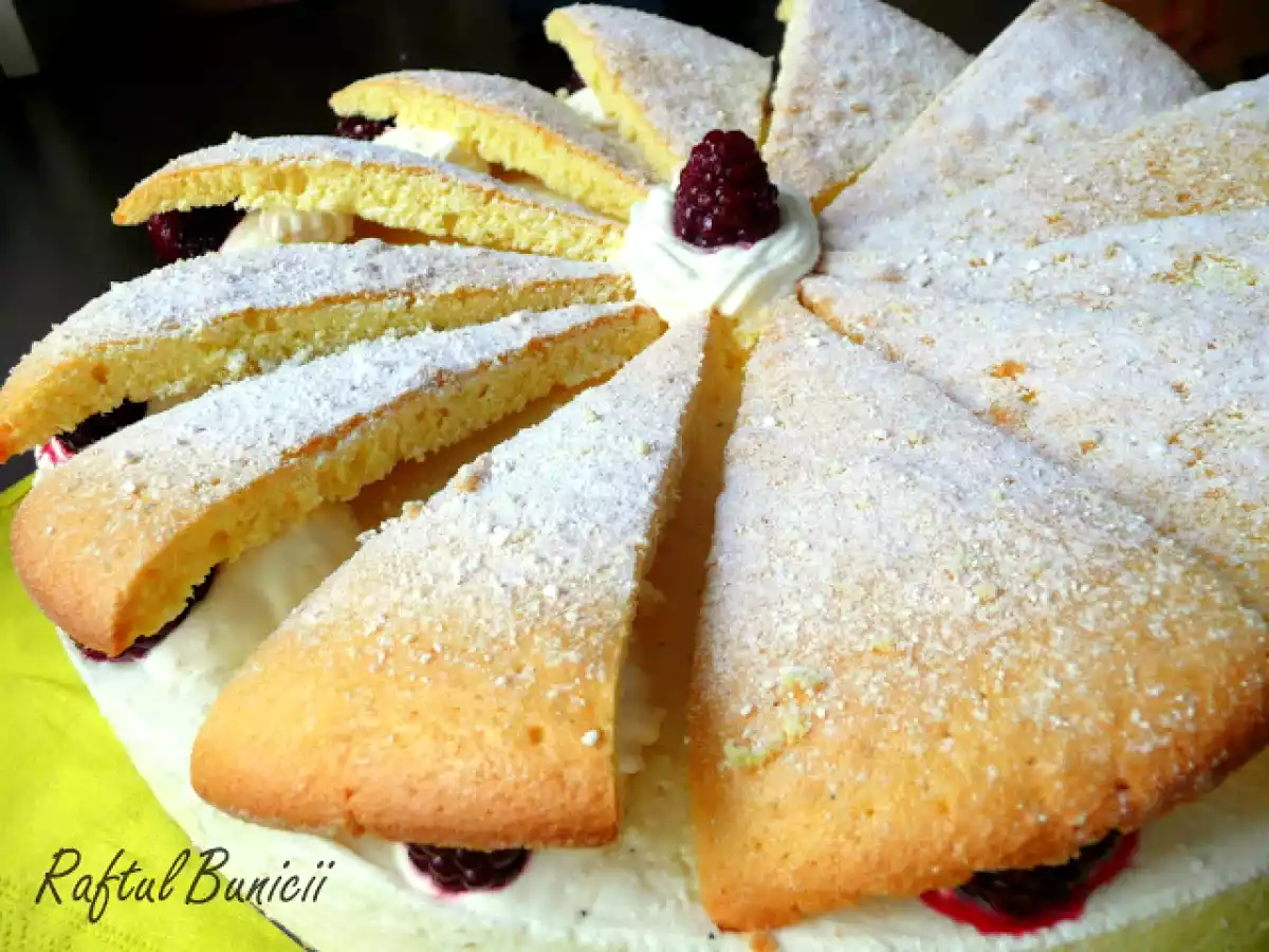 Tort cu crema de ricotta, mure si frisca - poza 2