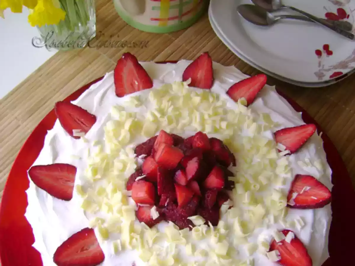 Tort cu crema de sampanie si capsuni