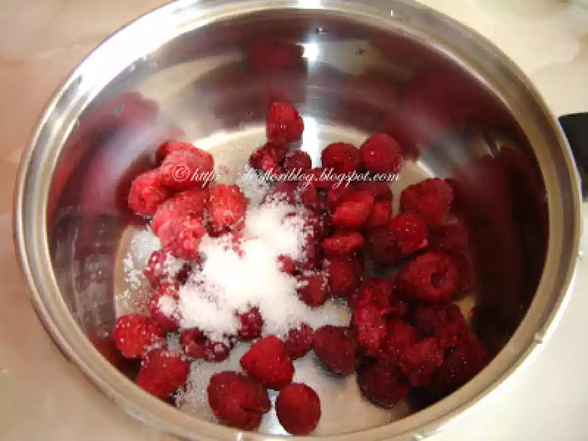 Tort cu crema de vanilie si zmeura / Vanilla and raspberry cream torte - poza 5