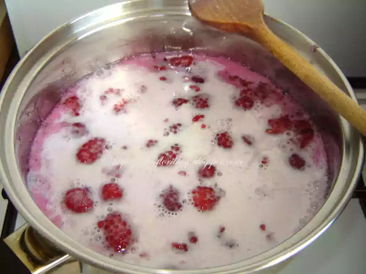 Tort cu crema de vanilie si zmeura / Vanilla and raspberry cream torte - poza 6