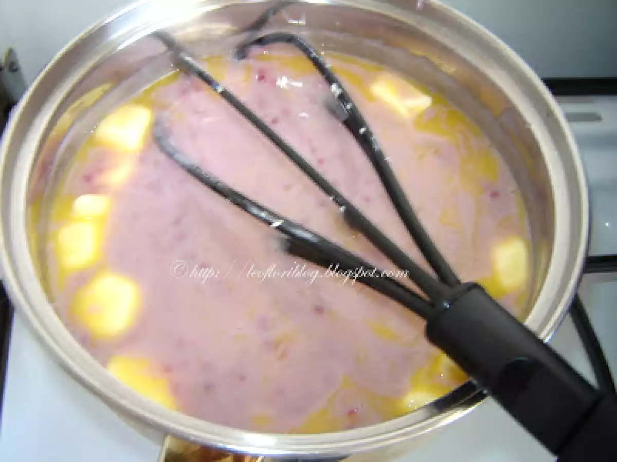 Tort cu crema de vanilie si zmeura / Vanilla and raspberry cream torte - poza 7