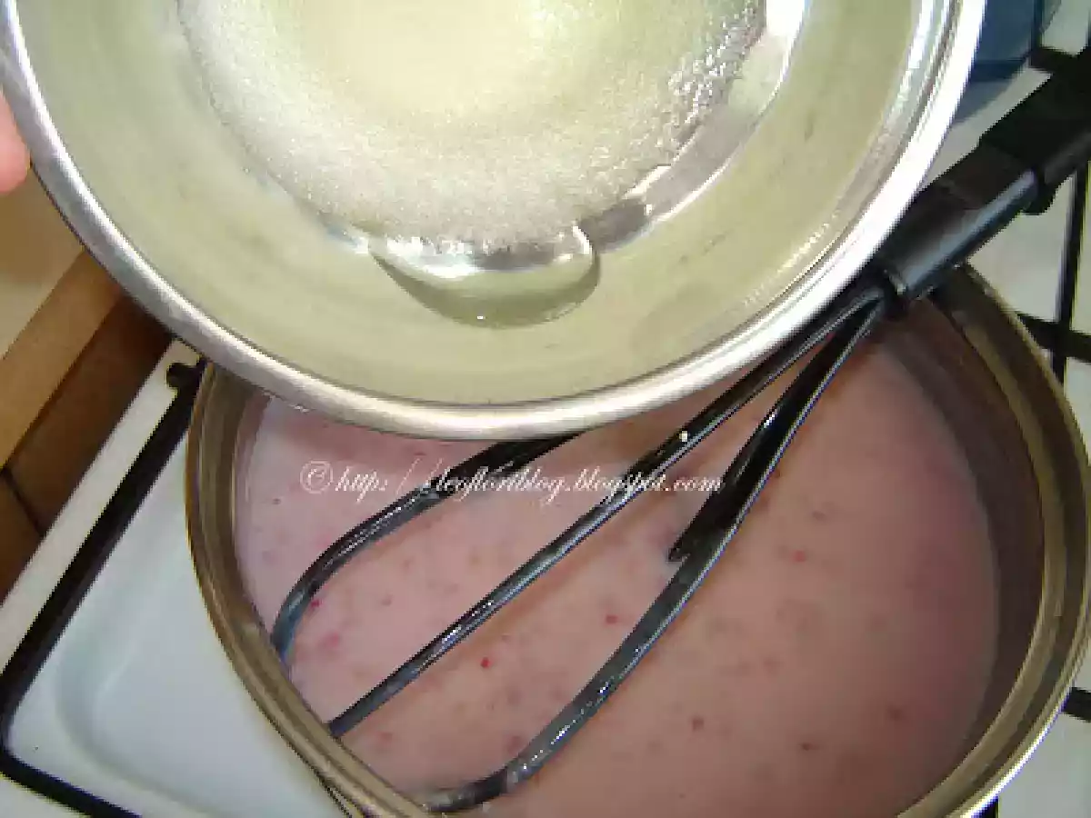 Tort cu crema de vanilie si zmeura / Vanilla and raspberry cream torte - poza 8