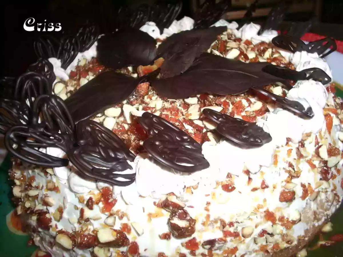 Tort cu crema de zahar ars si migdale caramelizate - poza 5