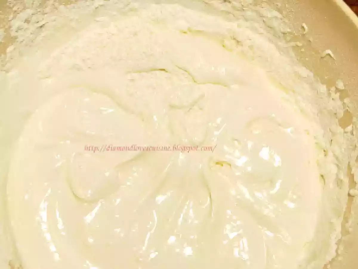 Tort cu crema fina de frisca si branza - poza 6