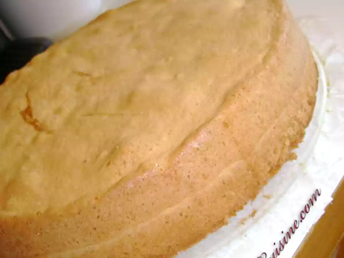 Tort cu crema fina de lichior de oua - poza 2