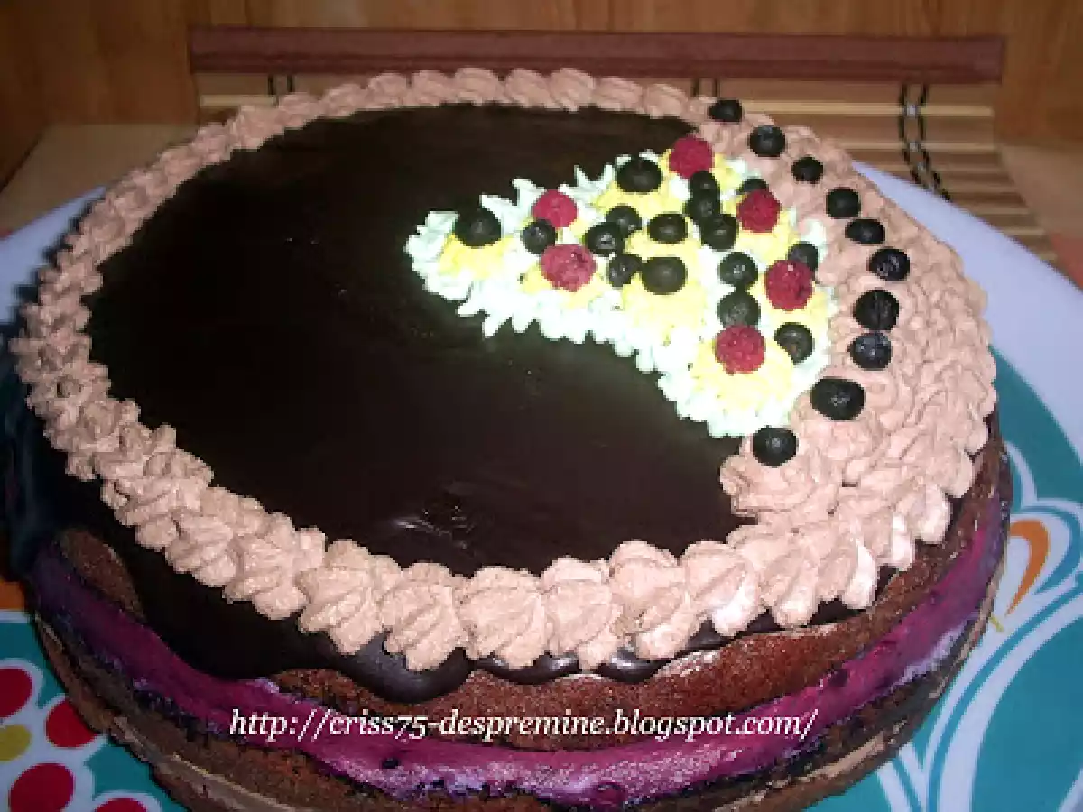 Tort cu crema finetti si mousse de fructe de padure