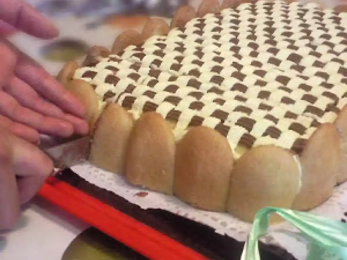 TORT CU DECORATIE DE COS IMPLETIT