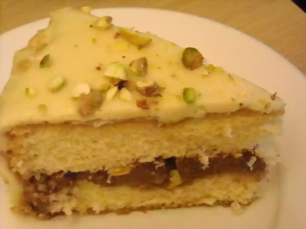 Tort cu fistic, ciocolata alba si neagra