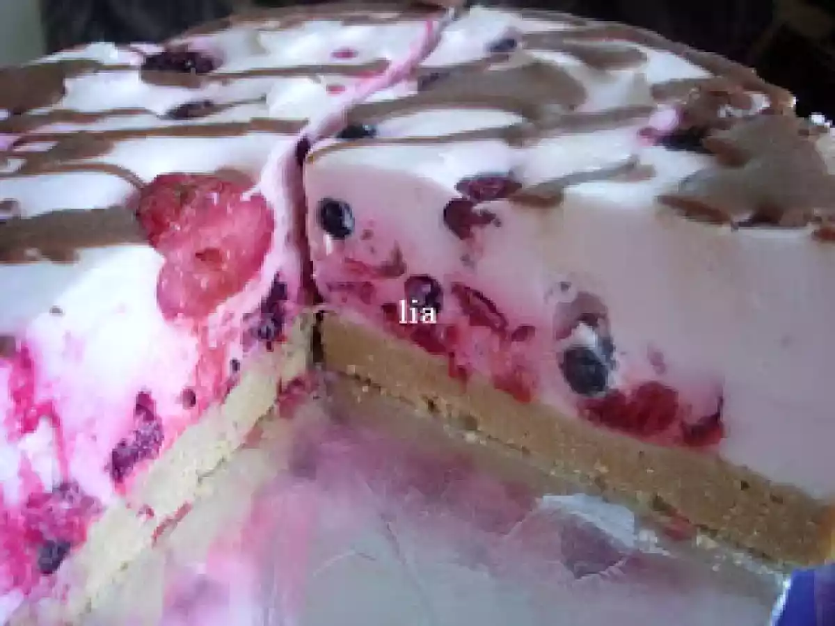 Tort cu fructe de padure