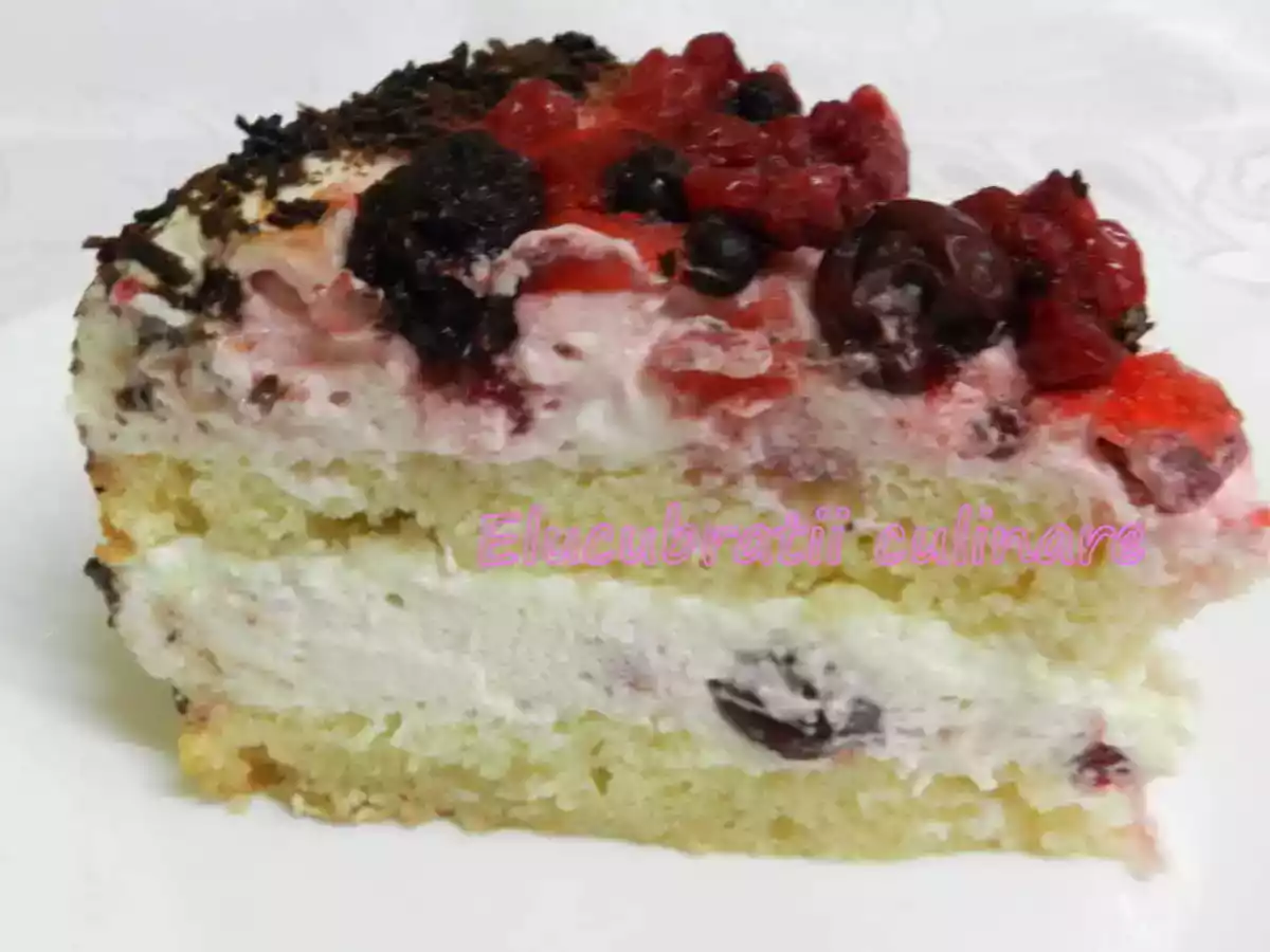 Tort cu fructe de pădure