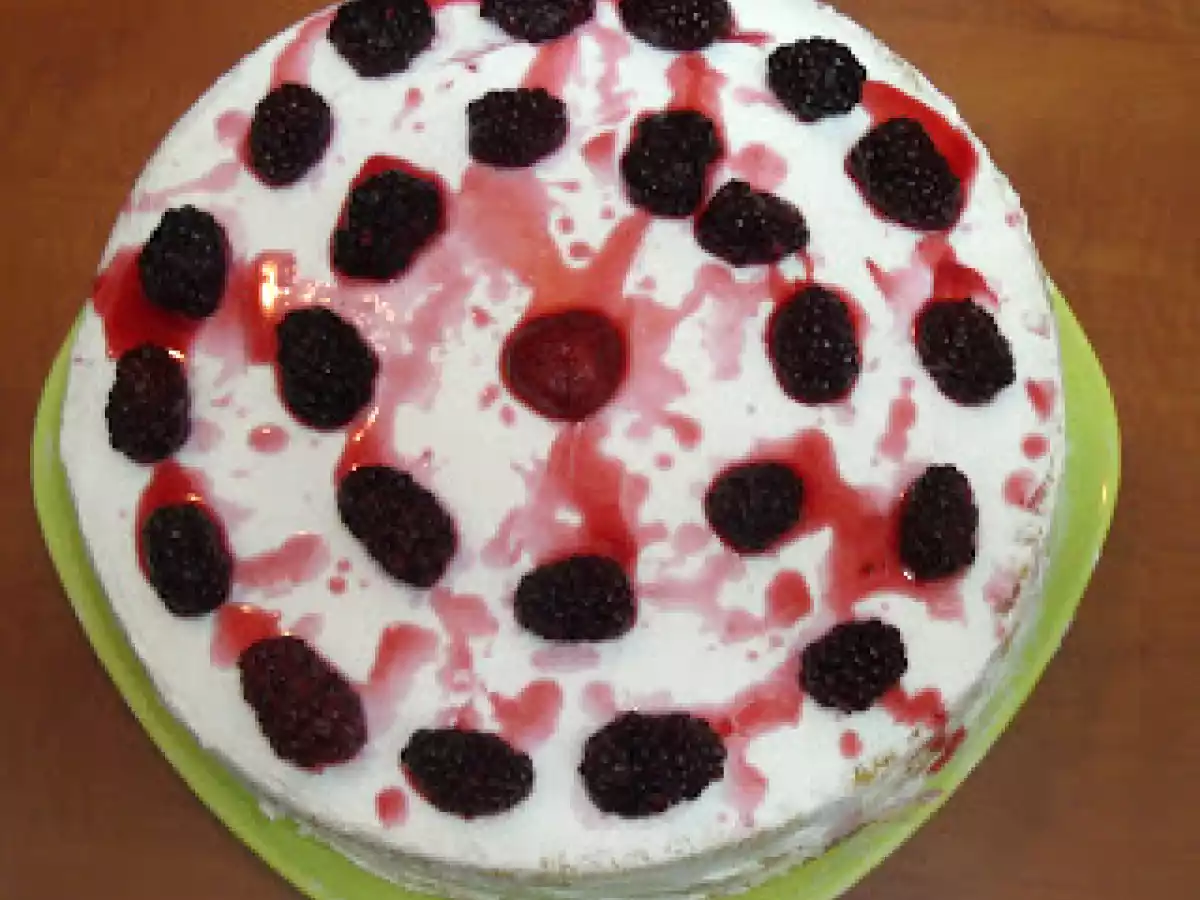 Tort cu fructe de padure si crema de vanilie