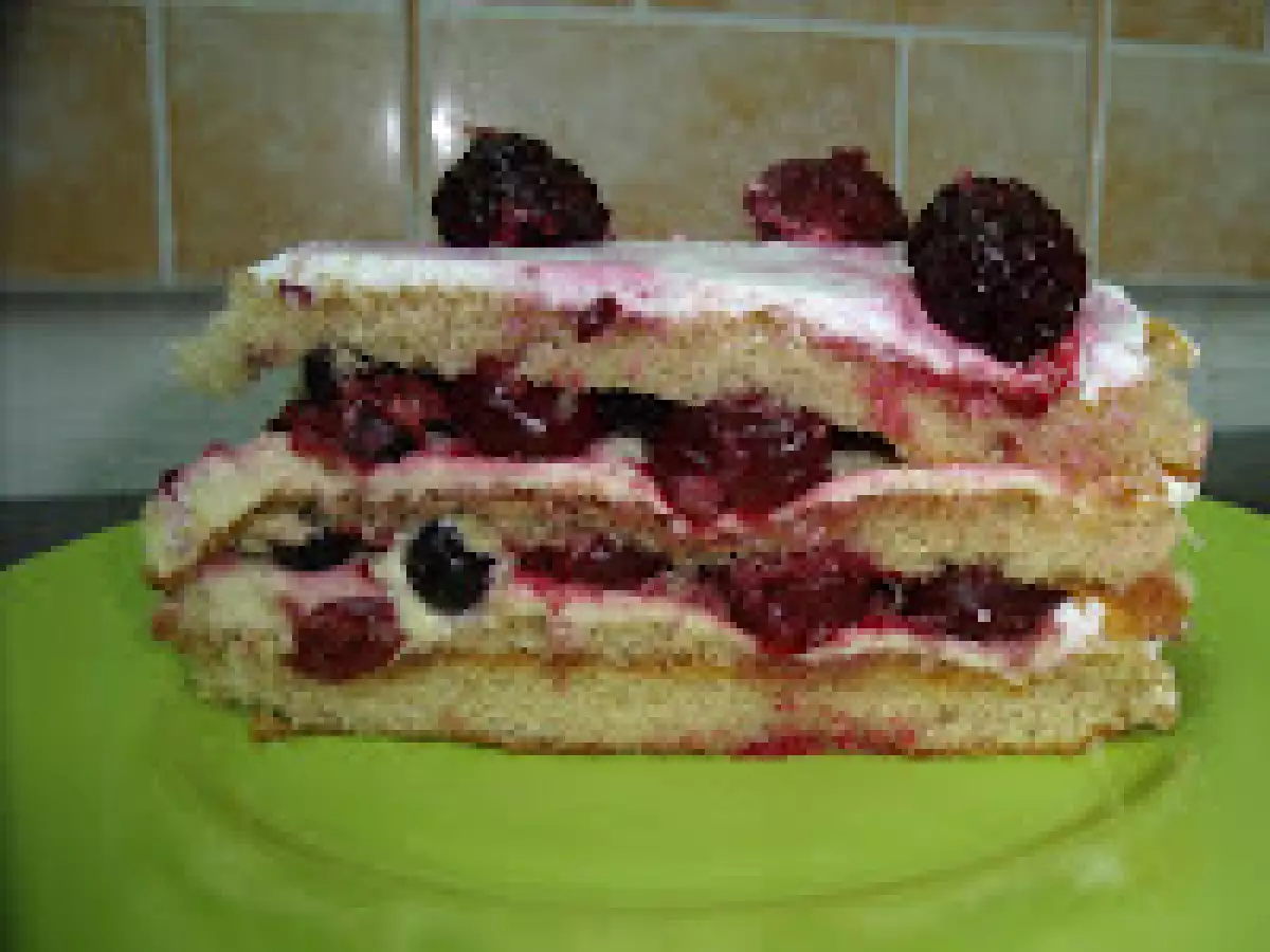 Tort cu fructe de padure si crema de vanilie - poza 2