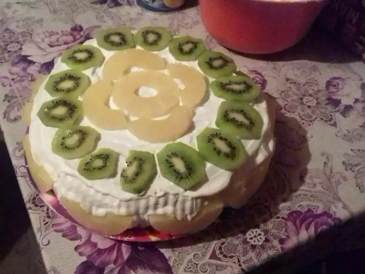 Tort cu fructe și cappuccino