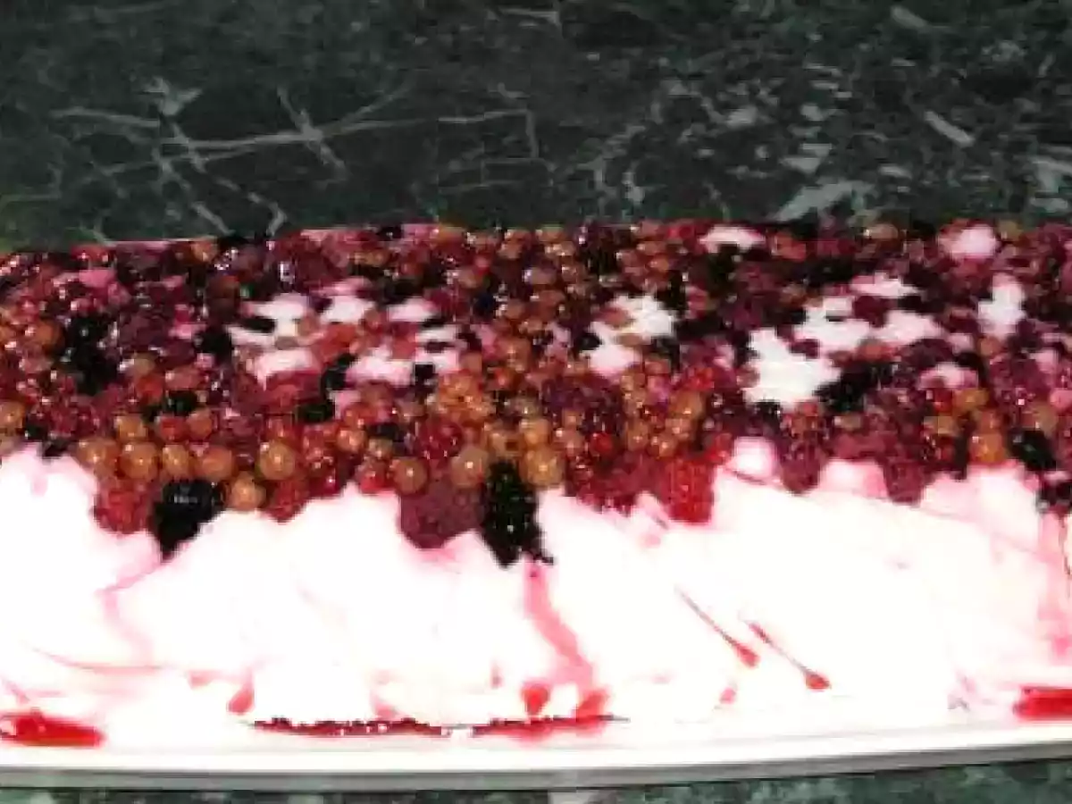 Tort cu iaurt si fructe