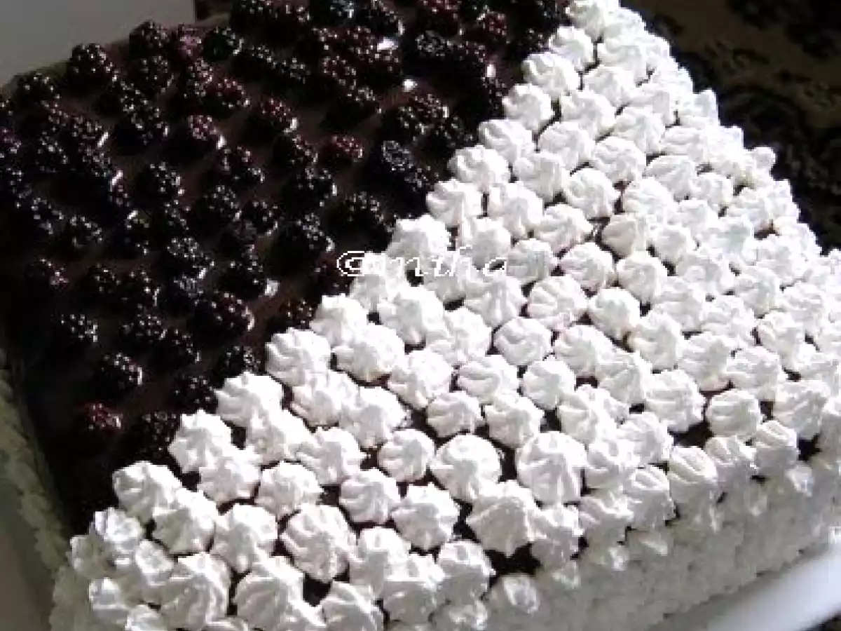 Tort cu mousse de ciocolata alba si mure