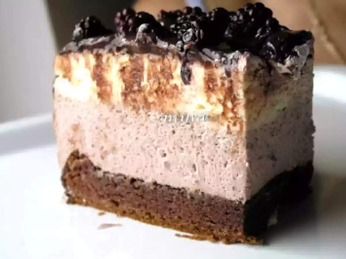 Tort cu mousse de ciocolata alba si mure - poza 3