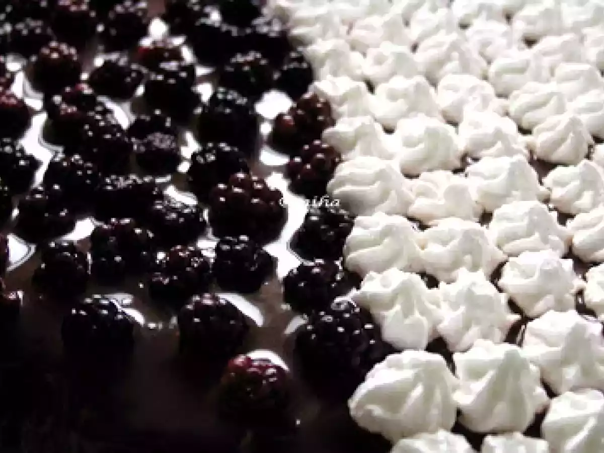 Tort cu mousse de ciocolata alba si mure - poza 6