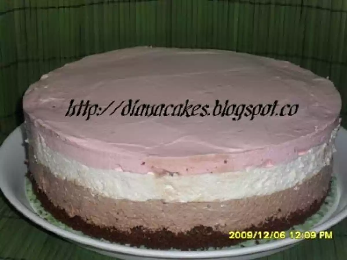 Tort cu mousse de ciocolata si iaurt de capsuni