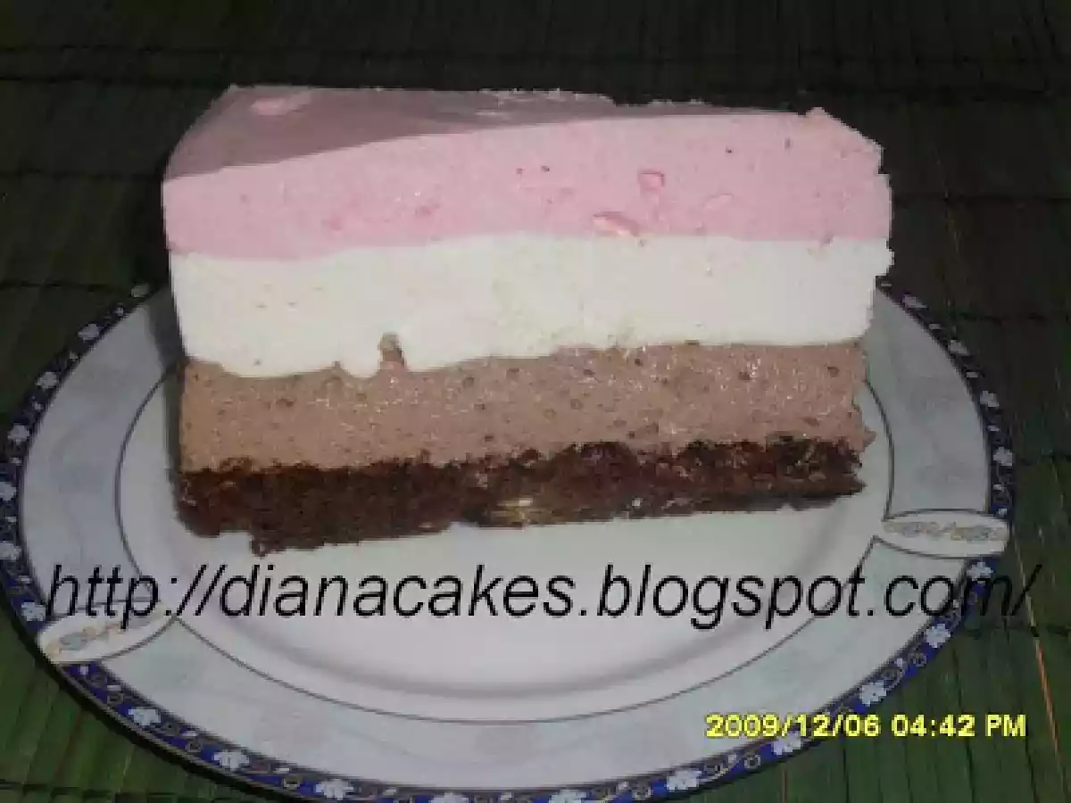 Tort cu mousse de ciocolata si iaurt de capsuni - poza 2