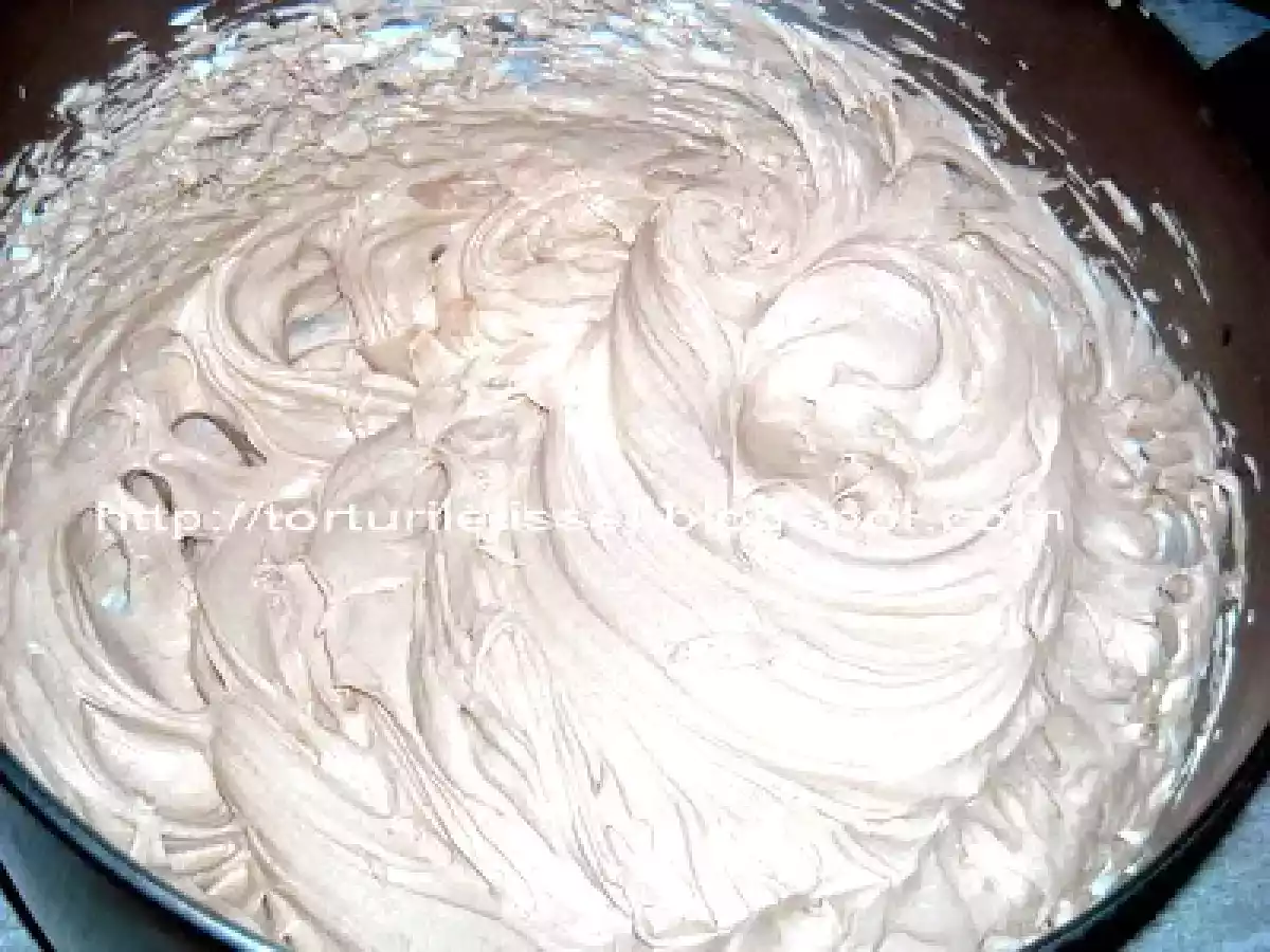 Tort cu mousse de ciocolata si mousse de piersici - poza 3