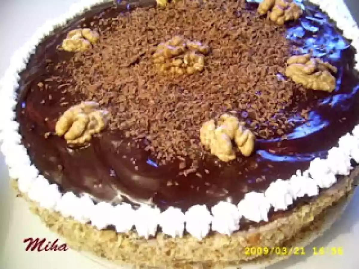 Tort cu mousse de ciocolata si nuci